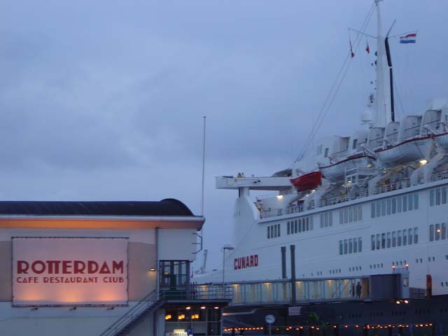 Cruiseschip ms Queen Elizabeth II van Cunard Line aan de Cruise Terminal Rotterdam